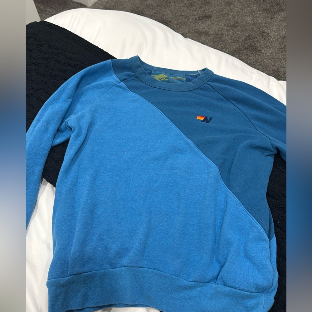 Aviator nation size medium sweatshirt 
Pre owned but amazing condition